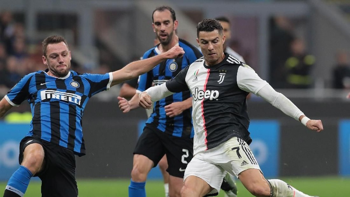 Alessandro Del Piero berdebat soal Juventus dan Inter Milan dengan Beppe Bergomi. (Foto: Emilio Andreoli/Getty Images)