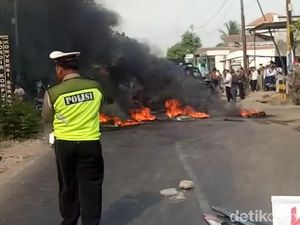 Protes Limbah Pabrik Cemari Sungai, Warga Pasuruan Blokir Jalan