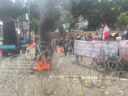 Gelar Aksi di Depan KPK, Massa Tutupi Jalan dan Bakar Ban