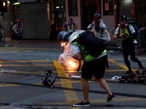 Seorang Jurnalis Kena Bom Molotov Saat Meliput Demo Hong Kong