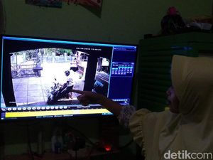 Rekaman CCTV 2 Pencuri Santuy Gasak Motor di Masjid Cipayung Jaktim