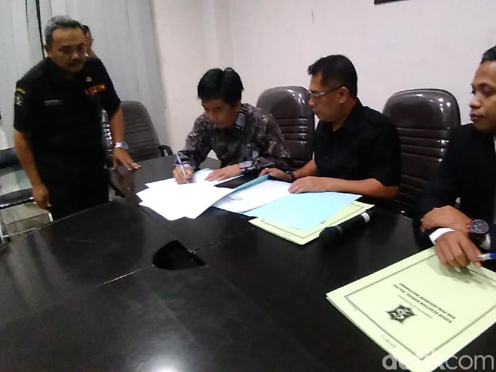 NPHD Ditandatangani, Tahapan Pilkada Surabaya Bisa Dimulai NPHD Ditandatangani, Tahapan Pilkada Surabaya Bisa Dimulai