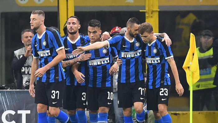 Soccer Football - Serie A - Inter Milan v Juventus - San Siro, Milan, Italy - October 6, 2019   Inter Milans Lautaro Martinez celebrates scoring their first goal with teammates   REUTERS/Daniele Mascolo