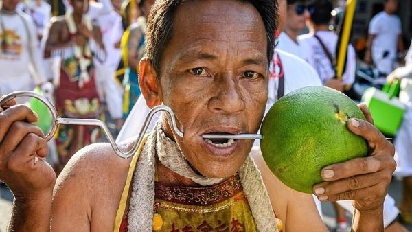 Foto: Festival Vegetarian dan Tusuk Pedang di Pipi