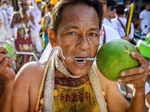 Foto: Festival Vegetarian dan Tusuk Pedang di Pipi