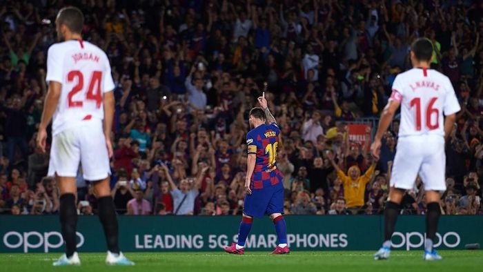 Lionel Messi (tengah) mencetak satu gol saat Barcelona menggulung Sevilla 4-0 di Camp Nou, Senin (7/10/2019). (Foto: Aitor Alcalde/Getty Images) Lionel Messi (tengah) mencetak satu gol saat Barcelona menggulung Sevilla 4-0 di Camp Nou, Senin (7/10/2019). (Foto: Aitor Alcalde/Getty Images)