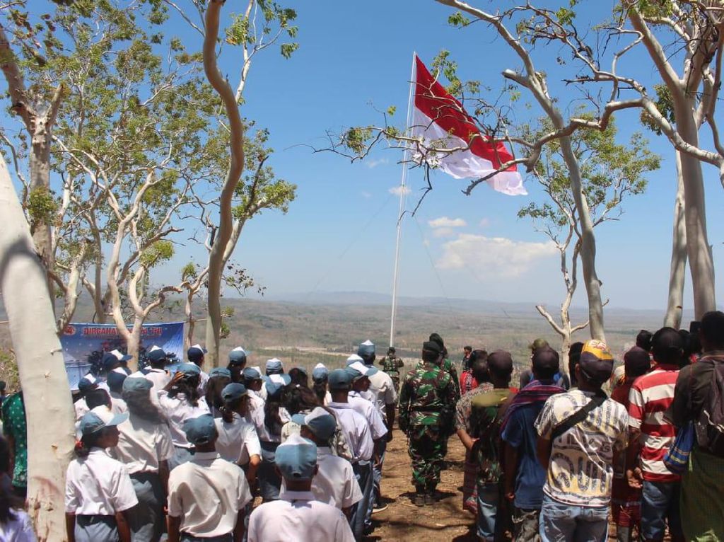 TNI dan Warga Tapal Batas RI-Timor Leste Kibarkan Merah Putih Raksasa TNI dan Warga Tapal Batas RI-Timor Leste Kibarkan Merah Putih Raksasa