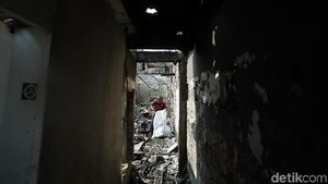 Warga Taman Sari Bersihkan Puing-puing Sisa Kebakaran
