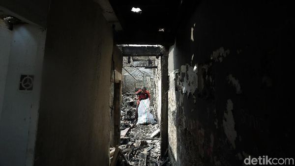 Warga Taman Sari Bersihkan Puing-puing Sisa Kebakaran