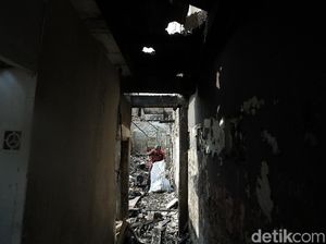 Warga Taman Sari Bersihkan Puing-puing Sisa Kebakaran Warga Taman Sari Bersihkan Puing-puing Sisa Kebakaran