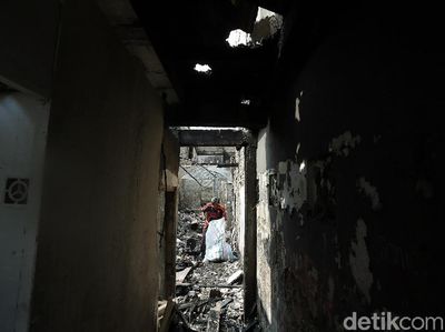 Warga Taman Sari Bersihkan Puing-puing Sisa Kebakaran