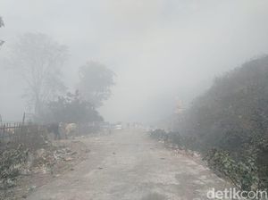 Warga Mengungsi Akibat Kepulan Asap dari TPA Putri Cempo Solo