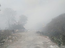 Warga Mengungsi Akibat Kepulan Asap dari TPA Putri Cempo Solo