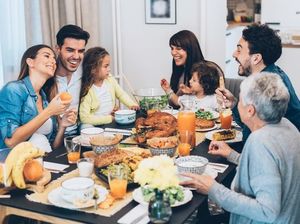 Saat Makan Beramai-ramai Orang Cenderung Makan Banyak, Ini Kata Ahli Saat Makan Beramai-ramai Orang Cenderung Makan Banyak, Ini Kata Ahli