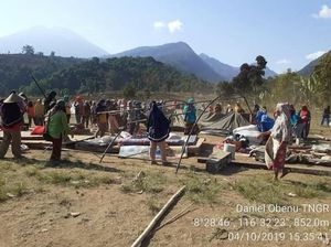 Warga Protes Lahan di Gunung Rinjani Sambil Nyanyi Garuda Pancasila Warga Protes Lahan di Gunung Rinjani Sambil Nyanyi Garuda Pancasila