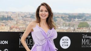 Foto: Gaya Dramatis Angelina Jolie saat Sesi Foto Maleficent 2 di Roma