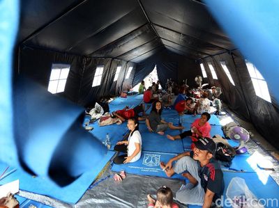 Warga Korban Kebakaran Taman Sari Ngungsi di Tenda Darurat