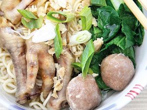 Tambah Energi dan Semangat dengan Sarapan Mie Ceker Ini