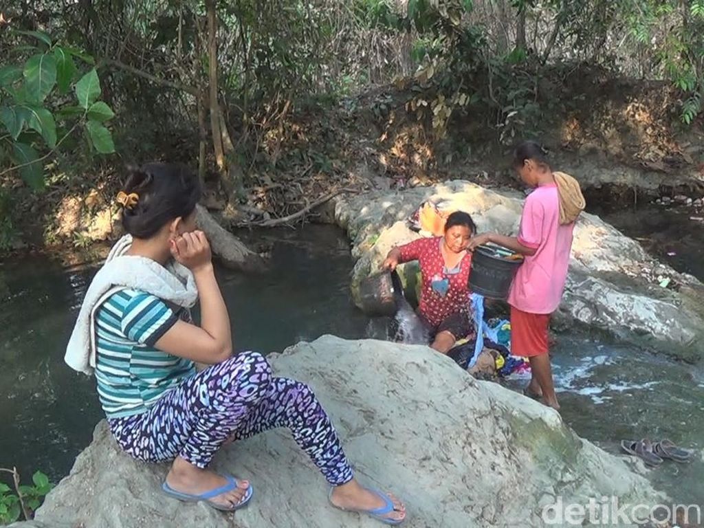 Krisis Air Bersih, Warga Jombang Terpaksa Manfaatkan Air Sendang Krisis Air Bersih, Warga Jombang Terpaksa Manfaatkan Air Sendang