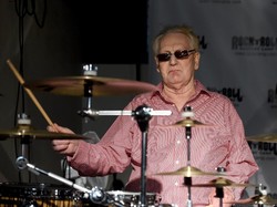 Drummer Paling Berpengaruh di Dunia Rock Meninggal