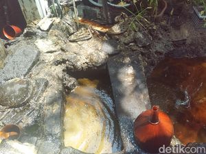 Kadar Minyak yang Menyembur di Rumah Warga Surabaya Makin Berkurang