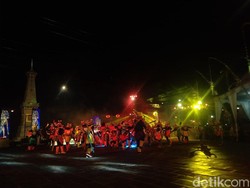 Ribuan Warga Tumpah Ruah Nonton Wayang Jogja Night Carnival