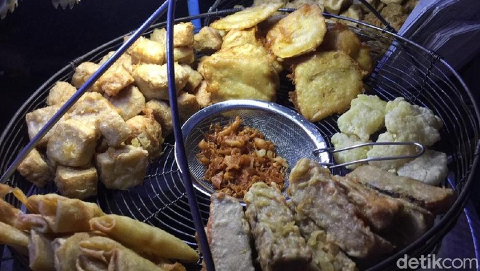 Pembatasan minyak goreng curah dikhawatirkan berdampak pada hagra gorengan. (Foto: Vadhia Lidyana)