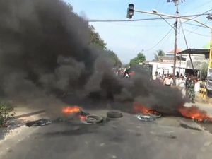 Protes Sungai Tercemar, Warga Pasuruan Bakar Ban di Jalanan