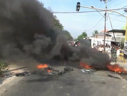 Protes Sungai Tercemar, Warga Pasuruan Bakar Ban di Jalanan