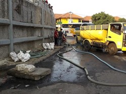 Pemkot Bekasi Bersihkan Genangan dan Sampah di Jalan Raya Pondok Gede