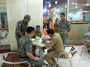 Satpol PP Medan Ciduk 7 ASN yang Keluyuran Saat Jam Kerja Satpol PP Medan Ciduk 7 ASN yang Keluyuran Saat Jam Kerja