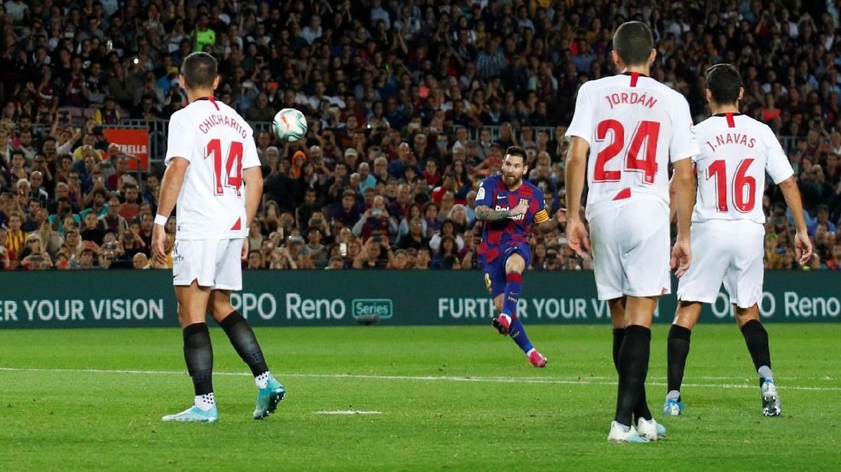 Lionel Messi mencetak gol lewat tendangan bebas saat Barcelona menang 4-0 atas Sevilla (Foto: Albert Gea/Reuters)