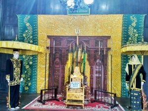 Mengintip Istana Kuning di Kalimantan