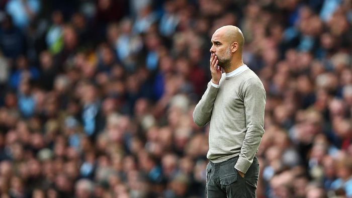 Pep Guardiola menyaksikan timnya dikalahkan Wolverhampton di Etihad Stadium. (Foto: Clive Brunskill/Getty Images)