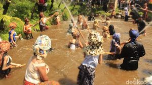 Ritual di Bandung Barat: Basah-basahan Sampai Kerasukan