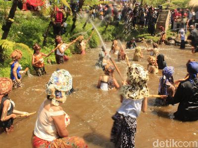 Ritual di Bandung Barat: Basah-basahan Sampai Kerasukan