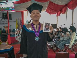 Viral Cerita Haru Pria Garut yang Wisuda Bawa Foto Almarhum Pacar