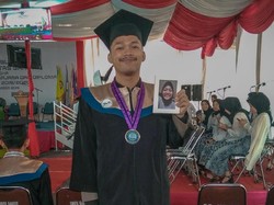 Viral Cerita Haru Pria Garut yang Wisuda Bawa Foto Almarhum Pacar