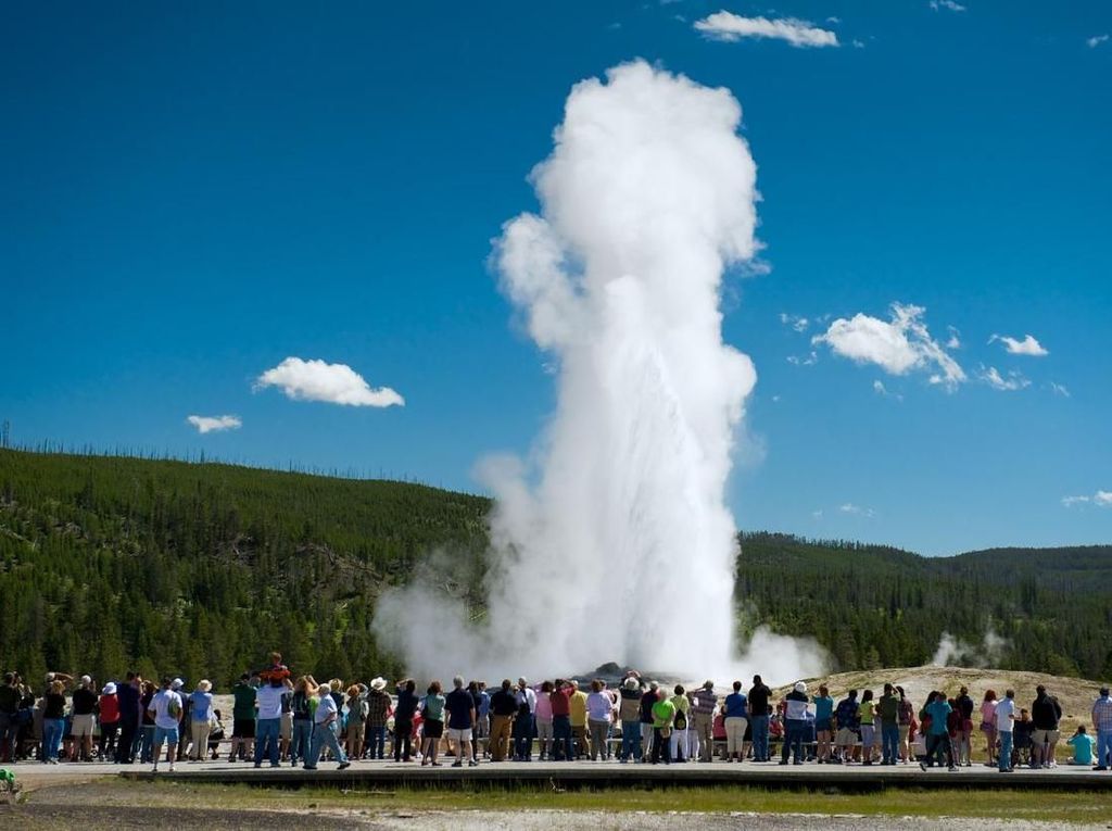Geyser Terkenal di Yellowstone Mungkin Akan Diam Setelah 800 Tahun Batuk Geyser Terkenal di Yellowstone Mungkin Akan Diam Setelah 800 Tahun Batuk