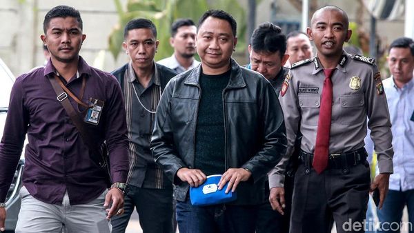 Ekspresi Bupati Lampung Utara Saat Tiba di KPK