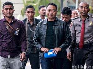 Ekspresi Bupati Lampung Utara Saat Tiba di KPK