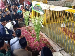 Diiringi Ribuan Pelayat, Istri Alm Gus Miek Dimakamkan