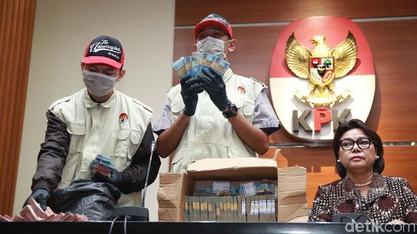 KPK Tunjukkan Uang Hasil OTT Bupati Lampung Utara