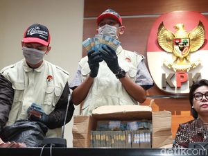 KPK Tunjukkan Uang Hasil OTT Bupati Lampung Utara