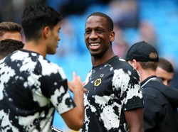 Salah satu alasan Wolverhampton Wanderers bisa menaklukkan Manchester City adalah kekukuhan pertahanan mereka, di mana ada Willy Boly di sana. Wolves tampil solid dan meredam tekanan City, untuk kemudian menang 2-0. (Foto: Alex Livesey/Getty Images)