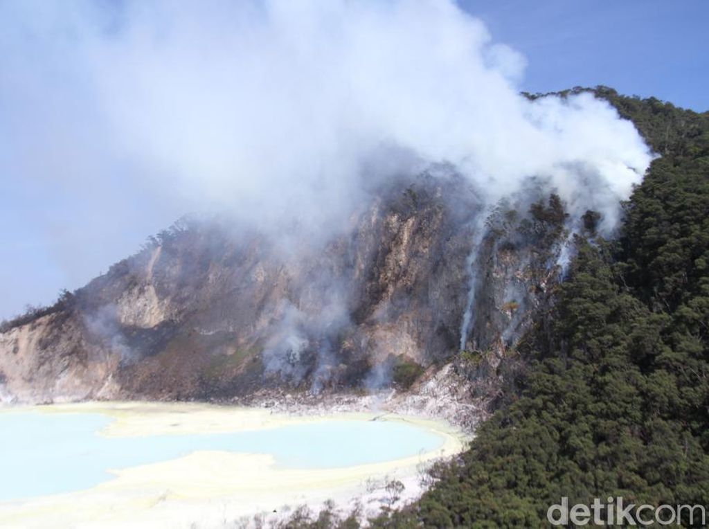 Pedagang dan Sopir di Area Kawah Putih Ikut Bantu Atasi Api Pedagang dan Sopir di Area Kawah Putih Ikut Bantu Atasi Api