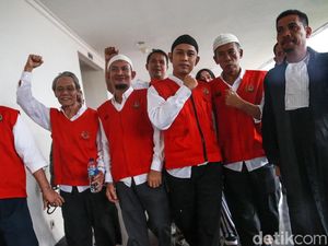 Ekspresi 5 Terdakwa Perusuh 22 Mei Pascasidang Ditunda Ekspresi 5 Terdakwa Perusuh 22 Mei Pascasidang Ditunda