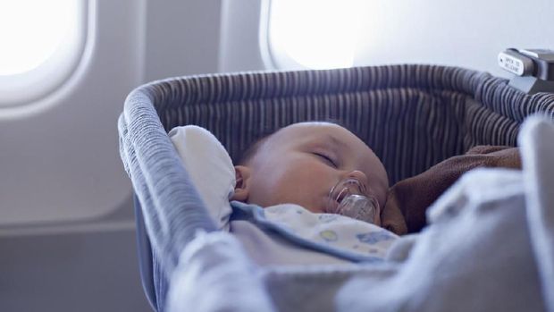 ilustrasi bayi di baby bassinet pesawat