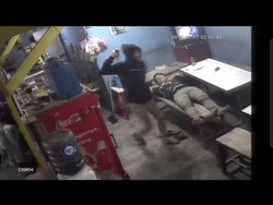 Ngeri! Penjaga Tempat Cuci Steam di Bekasi Nyaris Dibacok Perampok