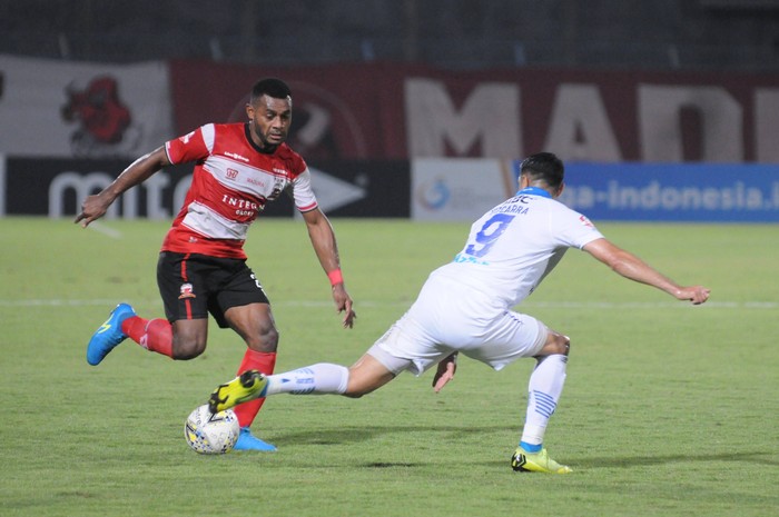 Pesepak bola Madura United (MU) Markho Sandi (kiri) berusaha melewati pesepak bola Persib Bandung Esteban Viscarra (kanan) dalam laga Shopee Liga 1 di Stadion Gelora Bangkalan (SGB) Bangkalan, Jawa Timur, Sabtu (5/10/2019). MU memenangi pertandingan tersebut dengan skor 2-1. ANTARA FOTO/Saiful Bahri/hp.